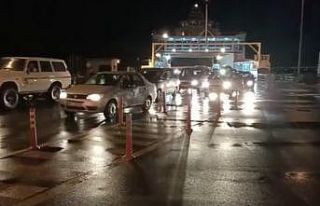 Dümen kilitlendi, feribot kuma saplandı