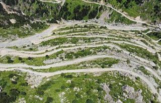 Dünyanın en tehlikeli yolu heyelan nedeniyle ulaşıma...