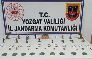 Durdurulan araçtan kaçak tarih çıktı, 4 kişi...