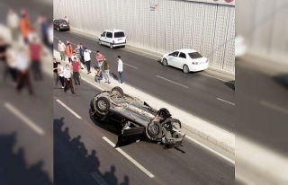 Duvara çarpan otomobil takla attı