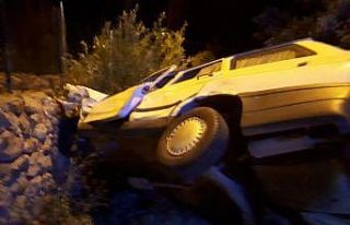 Duvara çarpan otomobildeki 4 kişi yaralandı