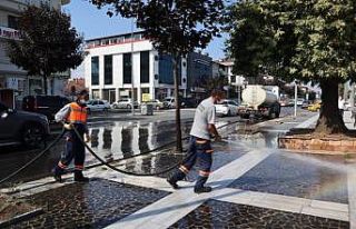 Düzce Belediyesi ekipleri yolları ve kaldırımları...