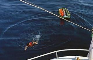 Düzensiz göçmenler yolcu feribotuna sığındı