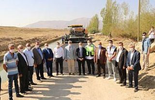 Edremit’te grup mahalle yolu asfaltlanıyor