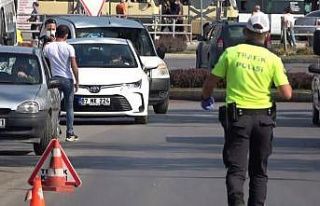 Ehliyetsiz sürücü polisi görünce böyle kaçmaya...