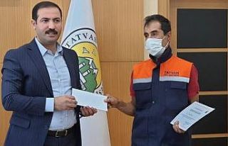 Ekmek teknesi çöp kovasını eliyle silen temizlik...