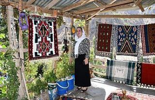 El emeği göz nuru ürünleri ağaca asarak satıyor