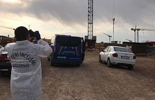 Elazığ’da kuvvetli rüzgarda üzerine kalıp düşen...