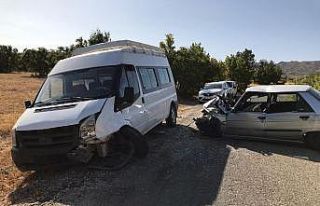 Elazığ’da minibüs ile otomobil çarpıştı:...