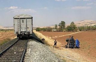 Elazığ’da trenin çarptığı traktörün sürücüsü...