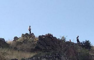 Elinde tüfekle kayalıklara çıkan şahıs 1 saat...