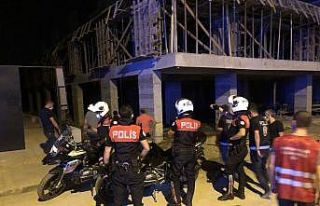 Elleri kelepçeli olarak polis aracından atlayıp...