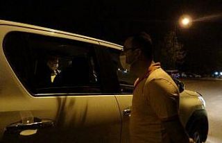 Emniyet müdüründen telefonuna kılıf takıp, maske...