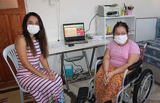 Engelli Ayşe, fedakar öğretmeni sayesinde uzaktan...
