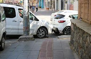Engelli yolları işgal ediliyor, engelliler mağdur...