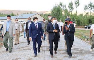 Erciş Belediyesi 20 mahalledeki kilitli parke taşı...