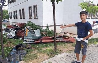 Erzincan’da şiddetli rüzgar çatıları uçurdu