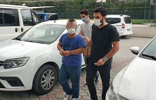 Eşini tehdit edip taşla cam kırdığı iddia edilen...