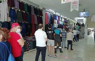 ESKİ’de uzun kuyruklar korona virüse davetiye...