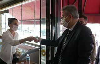 Esnaf, denetime gelen valinin ateşini ölçerek dükkana...