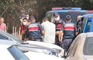 Ev hapsindeki şahsı öldüren 2 zanlı adliyede