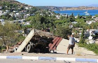 Ev salçası yaparken evinin çatısından içeri...