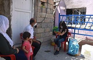 Evi yanan aileye Mardin Büyükşehir Belediyesi sahip...