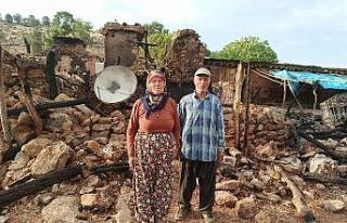 Evi yanan yaşlı çift yardım bekliyor