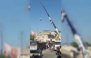 Evinde ölü bulunan adamın cesedi vinçle çıkartıldı