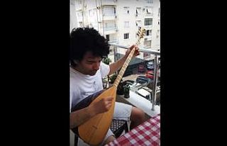 Evinin karşısında çalışan işçilere konser...