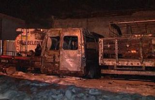 Fatih Belediyesi’nin eski belediye araçları alev...