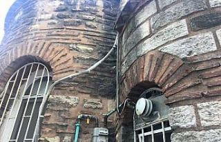 Fatih’te tarihi caminin dış cephesine klima taktılar