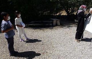 Fedakar öğretmen elinde tahtası kapı kapı dolaşarak...