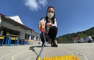 Fedakar öğretmenler fırçayı eline alıp köy...