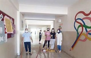 Fedakar öğretmenler okulu temizledi