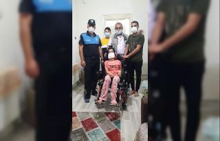 Fiziksel engellilere tekerlekli sandalye yardımı
