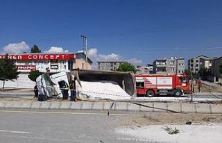 Freni boşalan kamyon yan yattı: 1 yaralı