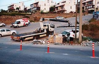 Freni boşalan vinç otomobili ezdi, şarampole uçtu