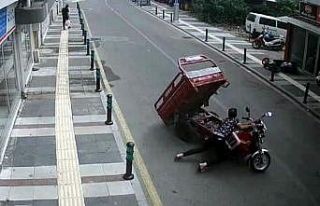 Gaz kolu takılı kalan motosiklet tamirciye zor anlar...