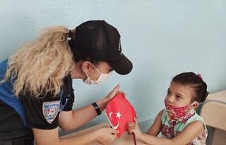 Gaziantep polisi minik öğrencileri yalnız bırakmadı