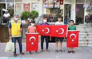 Gaziler Günü’nde vatandaşlara bayrak dağıtıldı