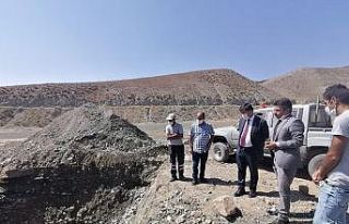 Geçit Mahallesindeki su kaçağının tespiti için...