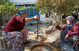 Geleneksel yöntemlerle organik pekmez üretiyorlar