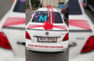 Gelin arabasında gülümseten yazı