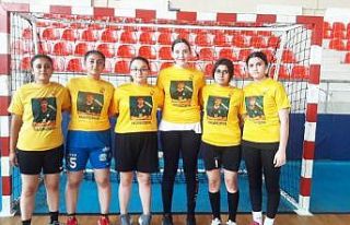 Genç hentbolcu mezun olduğu okulda unutulmadı