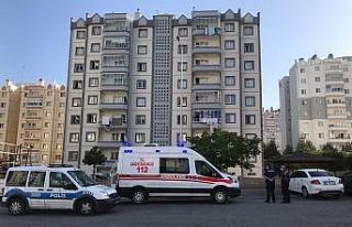 Genç şahıs aparman boşluğunda kendini asarak...
