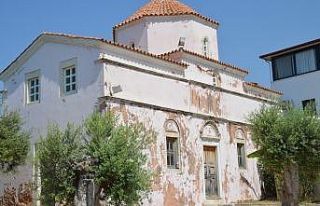 Giriş kapıları duvarla örülen 130 yıllık kilise...