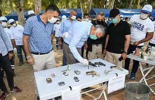 Gölden çıkarılan atık ve çöpler sergilendi