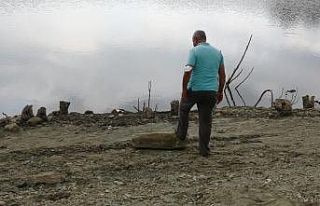 Göletin yanında eski mezarlık olduğunu duyan soluğu...
