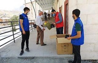 Gönüllü gençlerden seccade dağıtımı